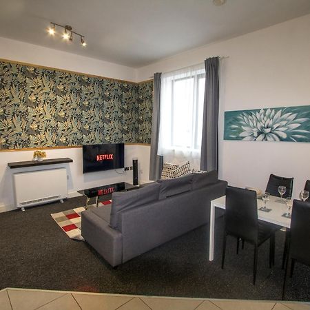 Ideal For Groups - 2 Bedroom Apartment - Free Parking, Transit Links, Close To Stadiums 曼彻斯特 外观 照片